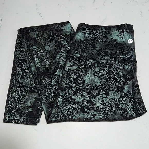 Lululemon Wunder Train High-Rise Tight 25" *Foil
Logo Flourish Black Iridescent - Picture 1 of 11
